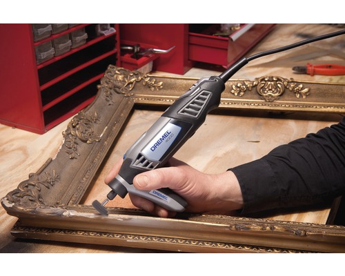 Dremel 4000 Multifunktionswerkzeug beim Bearbeiten eines Bilderrahmens