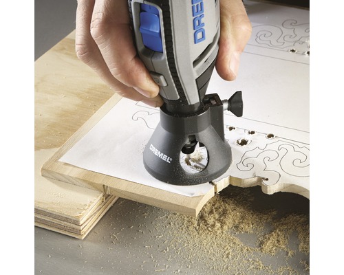 Outil multifonction Dremel utilisé pour le fraisage du bois