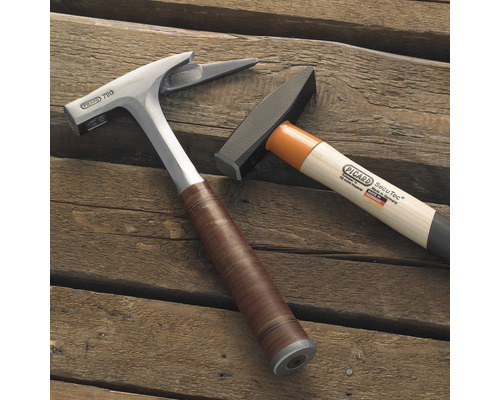 Zwei Hämmer der Marke Picard auf Holzhintergrund.