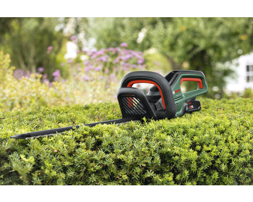 Akkubetriebene Heckenschere auf einer Hecke