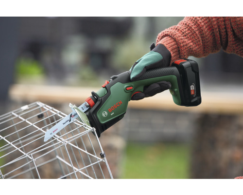 Akkusäge beim Schneiden eines Drahtkorbs, Bosch Logo