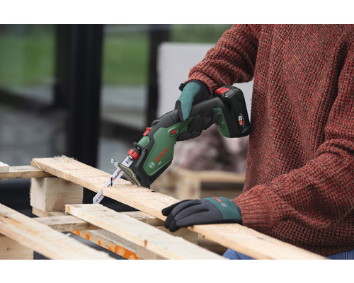 Akku-Säbelsäge im Einsatz zum Sägen von Holz