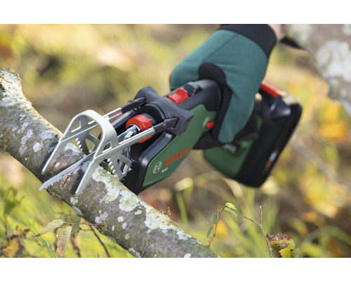 Akkubetriebene Astsäge im Einsatz zum Schneiden eines Astes.