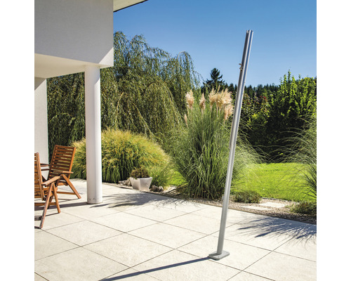 Douche de jardin en métal sur une terrasse