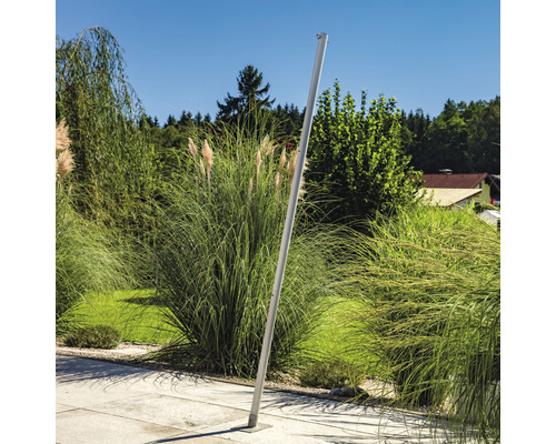 Douche de jardin en métal avec base carrée à l''extérieur