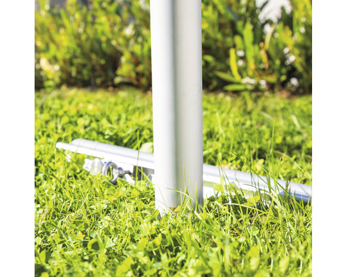 Mât de drapeau en métal avec support de sol dans la pelouse