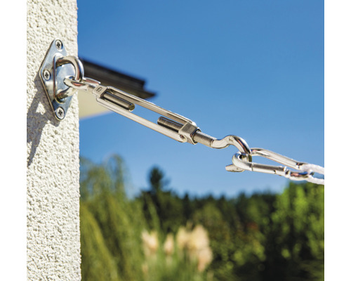 Tendeur en acier inoxydable et matériel de fixation montés sur un mur de maison