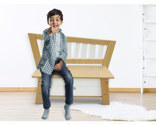 Garçon assis sur un banc en bois à l''intérieur