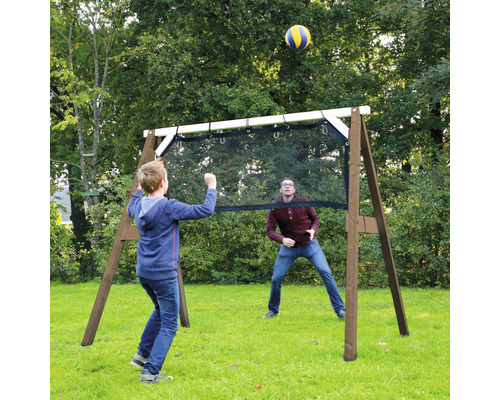 Zwei Personen spielen Volleyball mit einem Volleyballnetz im Garten.