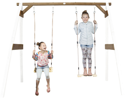 Schaukelgerüst mit zwei Kindern auf Holzschaukeln mit Seilen