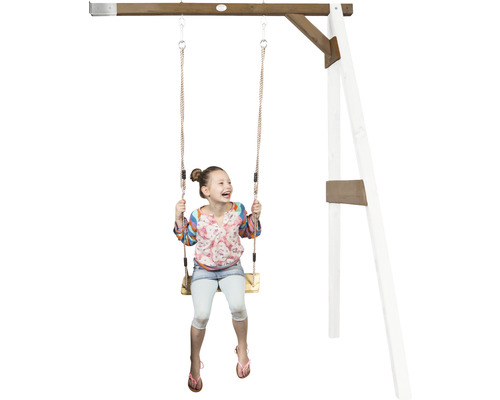 Mädchen schwingt auf Holzschaukel