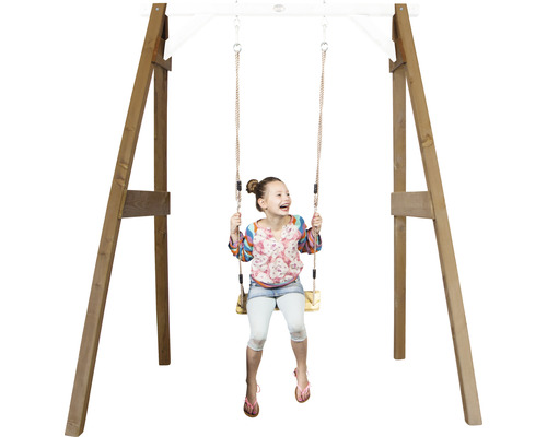 Kind schwingt auf einer Holzschaukel mit Holzrahmen