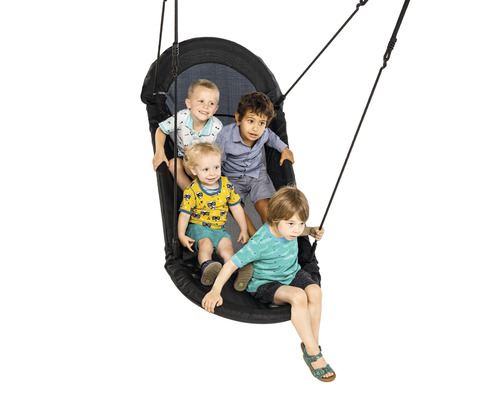 Vier Kinder sitzen in einer Nestschaukel.