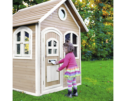 Maisonnette en bois avec boîte aux lettres et enfant déposant une lettre.