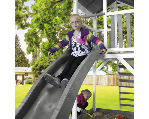 Une fille glisse sur un toboggan d''aire de jeux