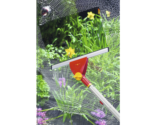 Nettoyage des vitres avec raclette pour une propreté sans traces