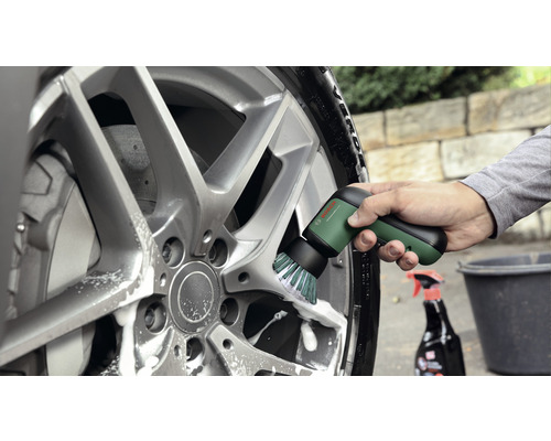 Autofelgenreinigung mit einer elektrischen Bürste