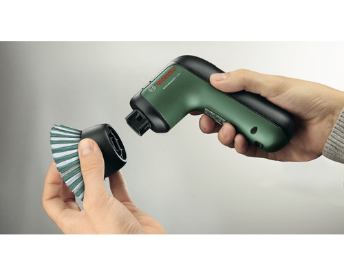 Bosch Universalbürste mit Bürstenaufsatz in Händen
