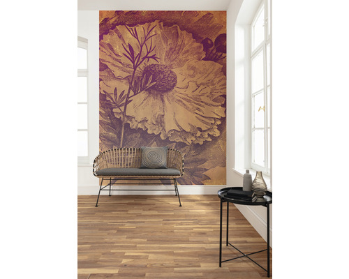 Aménagement intérieur avec papier peint intissé à fleurs, banc et table d''appoint