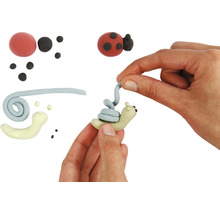 Des mains forment un escargot en pâte à modeler