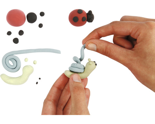 Hände formen eine Schnecke aus Modellierton