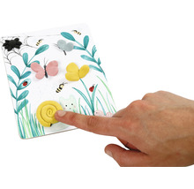Scène avec des insectes sur une carte d''apprentissage, touchée par une main