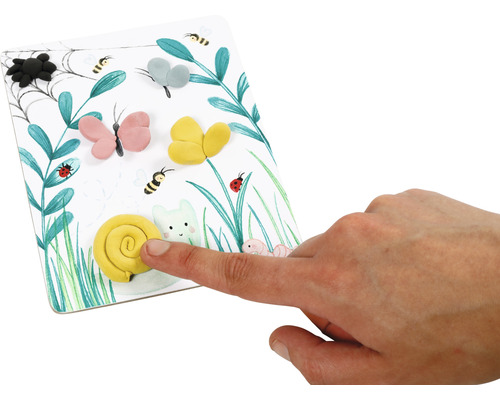 Szene mit Insekten auf einer Lernkarte, berührt von einer Hand