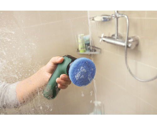 Person putzt Duschkabine mit Akku-Bürste