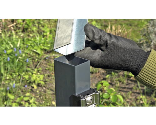 Mise en place d''un embout de poteau métallique sur un poteau métallique