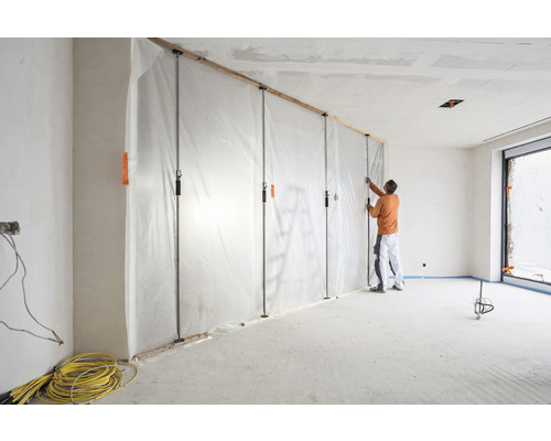 Staubschutzsystem im Einsatz zur Abdeckung eines Raumbereichs während Renovierungsarbeiten