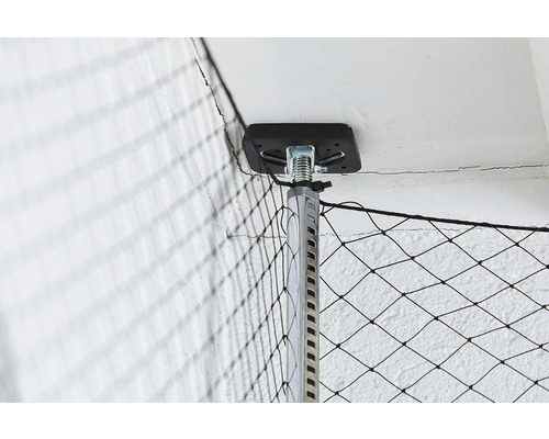 Detailansicht eines Teleskopstabes zur Befestigung eines Katzenschutznetzes