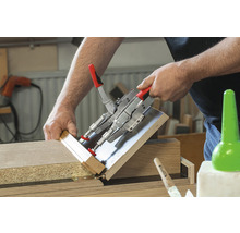 Utilisation d''une serre-joint pour coller des planches de bois