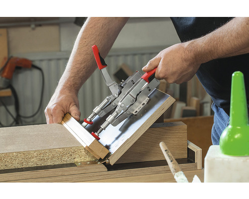 Utilisation d''une serre-joint pour coller des planches de bois