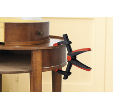 Table réparée avec une serre-joint à une main