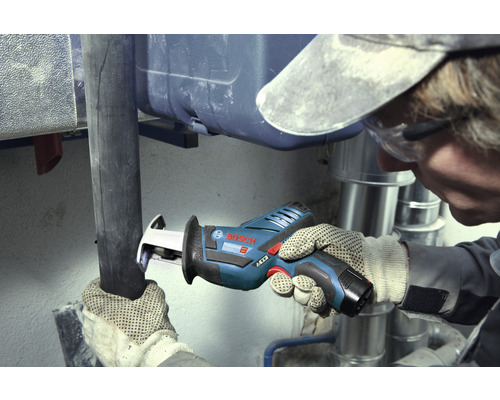 Scie sabre à batterie en cours d''utilisation pour couper un tuyau