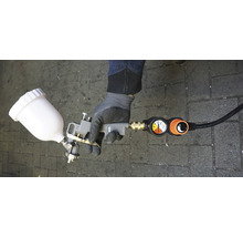 Lackierpistole mit Manometer und Druckminderer in Hand