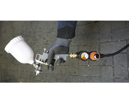 Lackierpistole mit Manometer und Druckminderer in Hand