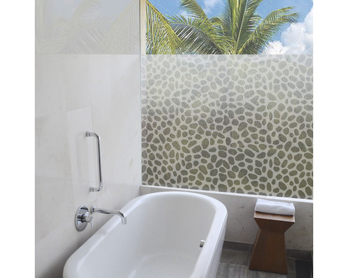 Helles Badezimmer mit Badewanne, Fensterfolie mit Muster und Holzhocker