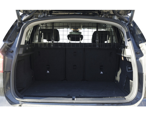 Kofferraum eines Autos mit montiertem Trenngitter