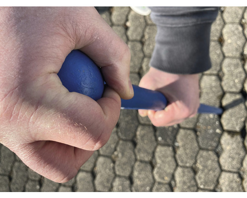 Gros plan d''une main tenant un pilon à main