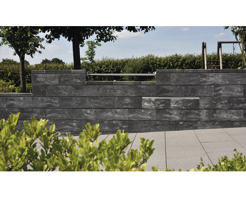 Un mur en blocs de béton dans un jardin