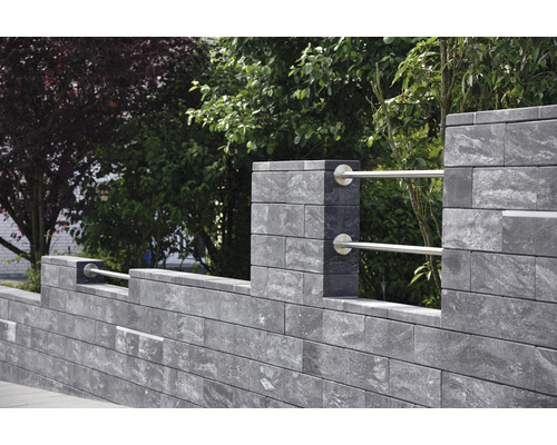 Mur de jardin en pierre avec éléments métalliques