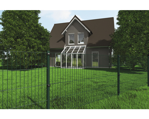 Doppelstabmattenzaun vor einem Wohnhaus mit Rasenfläche