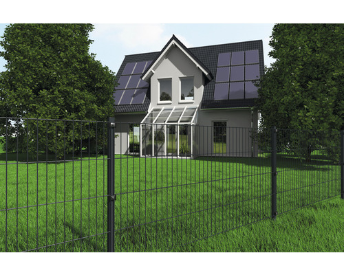 Clôture en treillis soudé devant une maison avec installation solaire