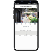 Smartphone-Display mit Überwachungskamera-App, die den Garten zeigt