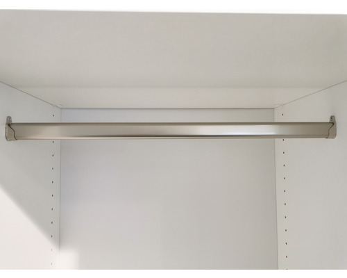 Aménagement intérieur d''armoire avec tringle métallique