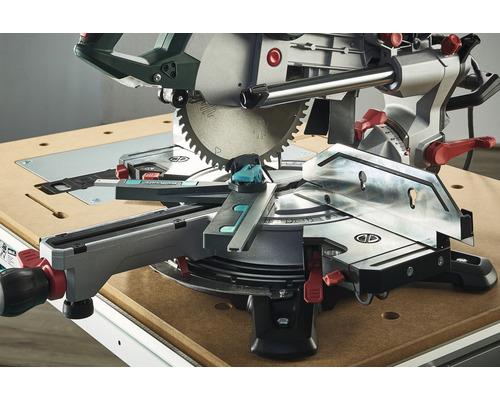 Gehrungssäge auf einer Werkbank