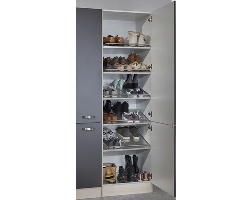 Armoire à chaussures ouverte avec plusieurs paires de chaussures
