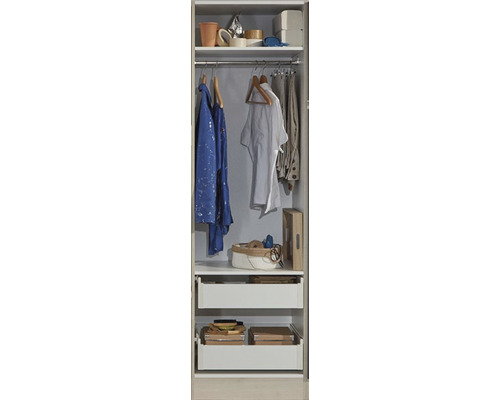 Armoire ouverte avec vêtements, boîtes de rangement et étagères pour divers objets