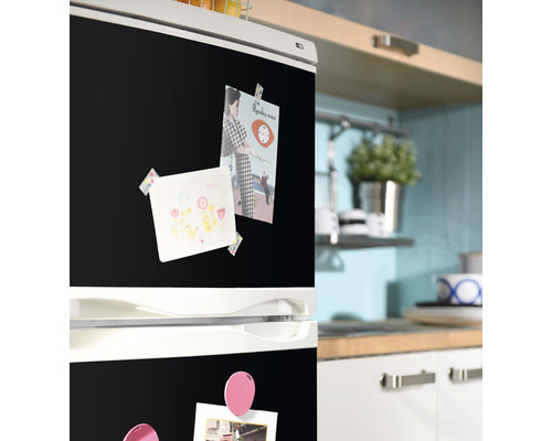 Réfrigérateur avec notes et aimants dans une cuisine